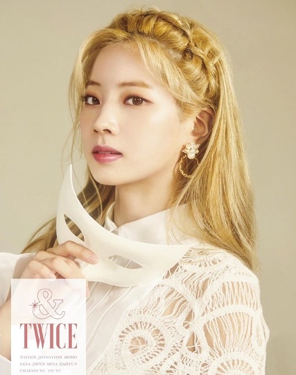 그룹 '트와이스' 멤버 다현이 29일 김포공항에서 여권이 유출되면서 JYP가 개인정보 유출에 대해 법적으로 대응한다. 사진=다현 인스타그램 캡처 