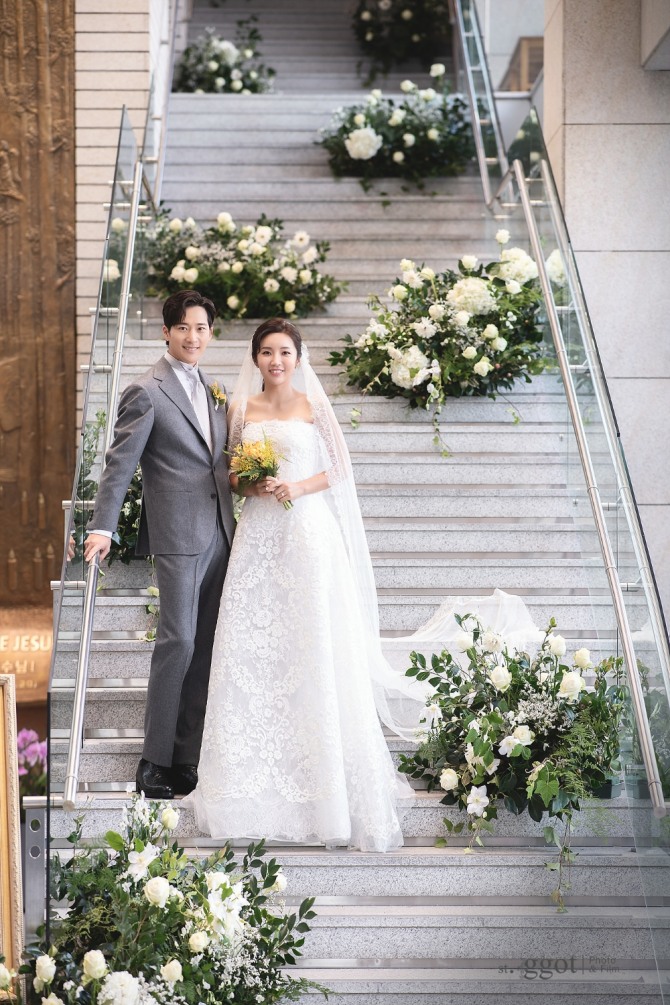 지난 28일 결혼한 탤런트 이완(35)과 프로골퍼 이보미(31)의 결혼식 본식 사진이 29일 공개됐다. 사진=스토리제이컴퍼니