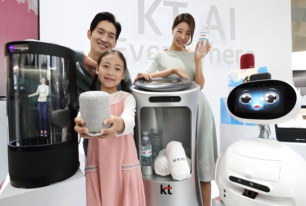 KT 홍보모델들이 지난해 10월 AI 기업 선언을 한 KT의 AI 기기들을 소개하고 있다. 사진=KT