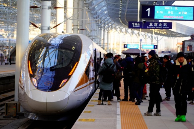 중국 수도 베이징과 2020년 동계올림픽 공동개최지인 장자커우(張家口) 사이를 시속 350㎞로 달리는 세계 최초의 ‘무인 고속철도’가 30일 개통됐다. 이날 개통식에 참여하는 승객들이 베이징역에서 대기하고 있다. 사진=뉴시스