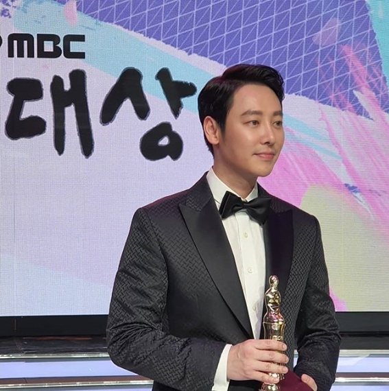 30일 서울 상암동 MBC에서 열린 '2019 MBC 연기대상'에서 탤런트 김동욱(36)이 영예의 대상을 차지했다. 신인상에는 '어쩌다 발견한 하루'의 탤런트 김혜윤과 그룹 'SF9'의 로운과 이재욱이 공동 수상했다. 사진=키이스트 제공