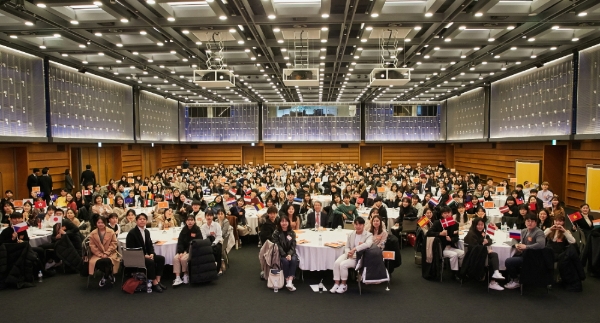 지난 30일 수여식에 참석한 제25기 해외 교환장학생들이 대한상공회의소에서 단체사진을 찍고 있다.