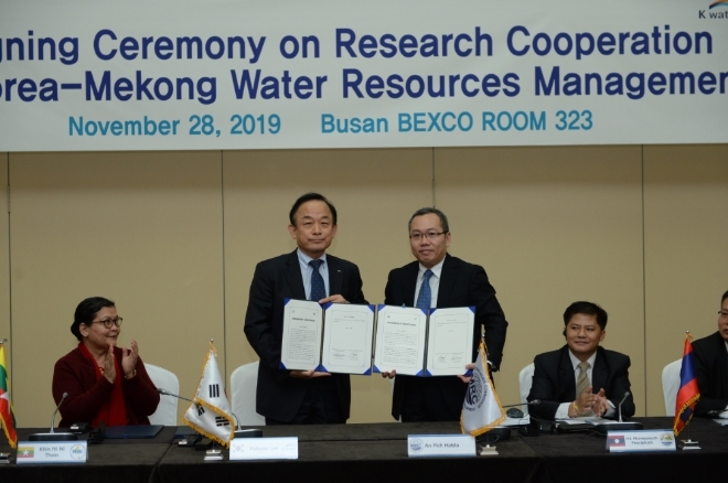 한국수자원공사 이학수 사장(왼쪽)이 2019년 11월 28일 부산 벡스코에서 안 피치 하트다 메콩위원회(MRC) CEO(오른쪽)와 '한-메콩 수자원 관리 공동연구 협력 협약'을 맺은 뒤 기념사진을 찍고 있다. 사진=한국수자원공사 