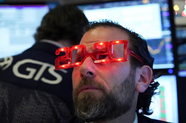 미국 뉴욕증권거래소의 한 트레이더가 2019년 거래마지막날인 31일 2020년을 상징하는 안경을 쓰고 있다.사진=로이터