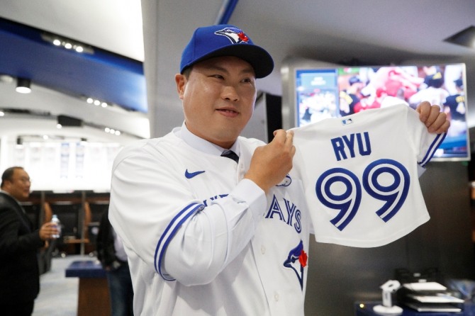 류현진이 토론토 블루제이스에 입단하면서 등번호 '99'를 들어보이고 있다.
