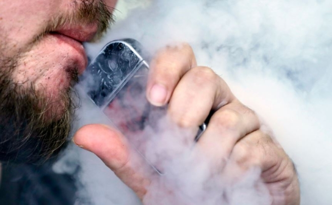 미국 오하이오주 메이필드 하이츠에서 한 남성이 전자담배를 피우고 있다. 사진=뉴시스