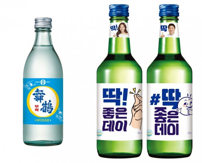 무학이 지난해 출시한 '무학(舞鶴)'과 리뉴얼 한 '딱! 좋은데이'를 중심으로 소주 시장 트렌드를 선도한다는 계획이다. 무학(舞鶴)과 딱! 좋은데이 제품 모습. 사진=무학