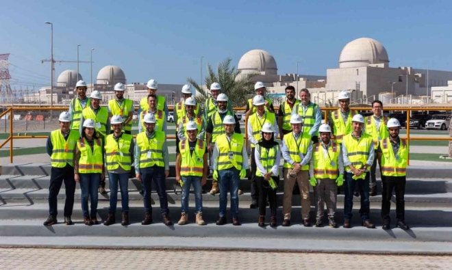 한국전력(한전)이 건설 중인 아랍에미리트(UAE) 바라카 원전에서 현지 관계자들이 기념사진을 찍고 있다. 사진=알 아랍 신문 