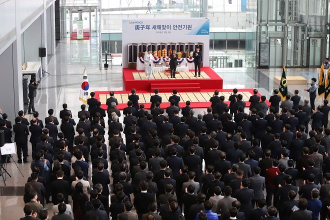 지난 2일 인천 송도사옥에서 열린 안전기원행사에 참여한 포스코건설 임직원들 모습. 사진=포스코건설