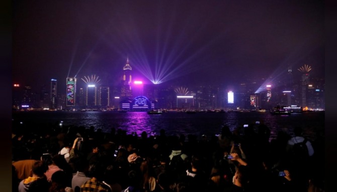 민주화를 요구하는 홍콩 시민들이 지난 1일 새벽 침시추이 관광지구에 모여 2020년 새해를 맞고 있다. 사진=로이터