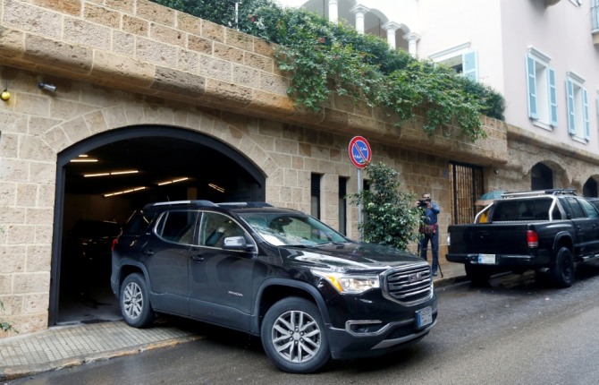 카를로스 곤 전 닛산 회장의 부인으로 보이는 캐럴 곤이 레바논 베이루트에서 차를 타고 떠나고 있다. 사진=로이터