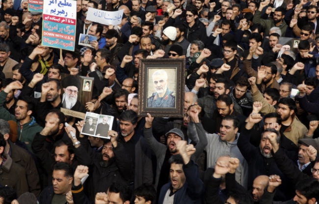 지난 3일(현지시간) 이란 테헤란에서 시민 수천 명이 미국을 규탄하고 가셈 솔레이마니 쿠드스 군(이란혁명수비대 정예군) 사령관의 죽음을 추모하는 거리행진을 벌이고 있다.