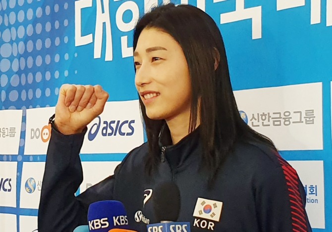 여자 배구대표팀 주장 김연경이 5일 2020 도쿄올림픽 아시아예선을 위해 태국으로 떠나기 전 인천국제공항 1터미널에서 인터뷰하고 있다.사진=연합뉴스