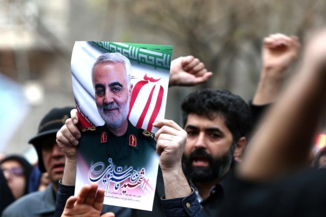 솔레이마니 사령관 암살에 항의하는 이란 시민들이 3일(현지시간) 수도 테헤란의 유엔 사무소 앞에서 미국을 규탄하는 집회를 열고 있다. 사진=로이터