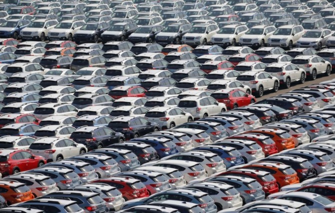 일본 요코하마에서 수출을 기다리고 있는 자동차들. 자료=로이터