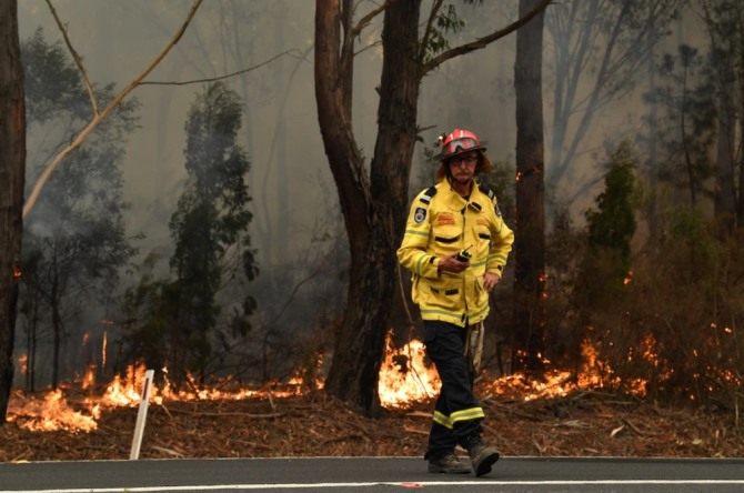호주 뉴사우스웨일즈 지방소방청(RFS) 자원봉사자 및 화재구조 NSNS 직원(FRNSW)이 산불현장을 걷고 있다.