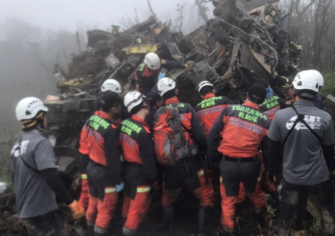 대만 북동부 산중에서 2일 공군의 다목적 헬기 ‘UH60M’이 추락해 대만군 참모총장 등 8명이 사망했다.