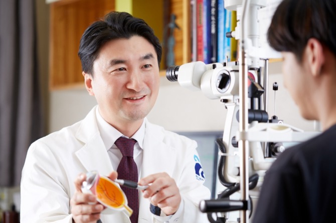 정충기 강남 드림성모안과 원장은 최근 수험생을 위한 다양한 혜택을 준비하고 있어서인지 수험생 환자들이 많이 내원하고 있다. 시력교정 수술은 처음에 받을 때 적합한 수술을 받는 것이 무엇보다도 중요하며, 그를 위해서는 정밀한 눈 종합검사가 선행되어야 한다라고 설명했다. 정충기 원장이 시력 교정수술에 대해 설명하고 있다. 사진=강남 드림성모안과
