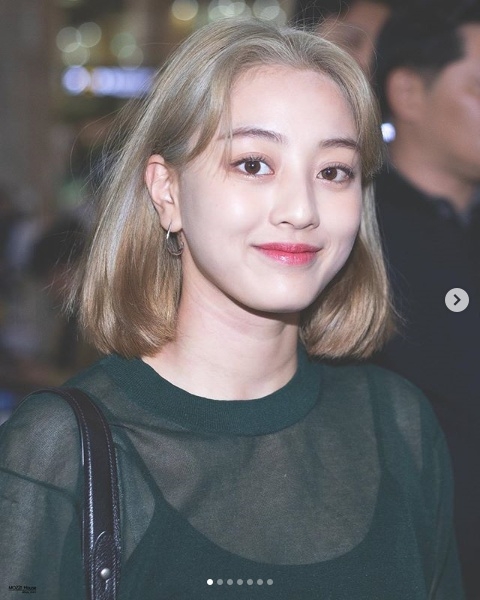 사진그룹 '트와이스' 지효가 '2019 엠넷 아시안 뮤직 어워즈'(MAMA) 시상식 도중 자리를 비운 것을 5일 해명하다 '웅앵웅' 발언 논란이 불거졌다. =트와이스 지효 팬페이지 캡처 