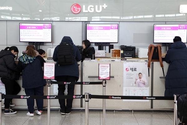 인천공항 내 LG유플러스 로밍센터에서 고객들이 서비스 이용 신청을 하고 있는 모습. 사진=LG유플러스