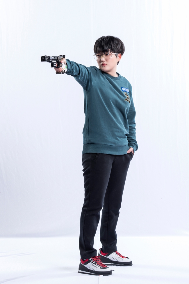 2012년 런던올림픽 금메달리스트 김장미 선수가 사격 자세를 취하고 있다. 사진=우리은행