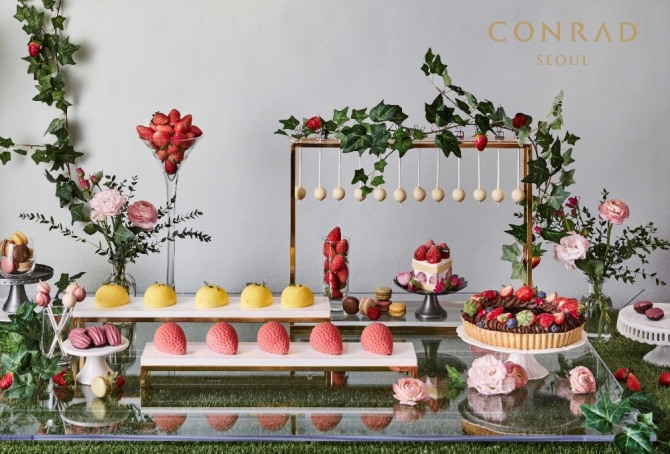 콘래드 서울이 딸기를 다채롭게 즐길 수 있는 '스케이 베리 스위트 뷔페'를 선보인다. 사진=콘래드 서울