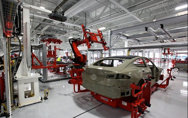 사진은 연 50만대 전기자동차 생산능력을 갖춘 테슬라 상하이 ‘기가 팩토리’의 내부.