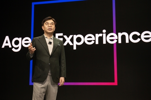 삼성전자 김현석 대표가 6일 미국 라스베이거스에서 열린 CES 2020 기조연설을 통해 '경험의 시대(Age of Experience)' 를 주도할 삼성전자의 최신 기술과 제품을 설명하고 있다. 사진=삼성전자