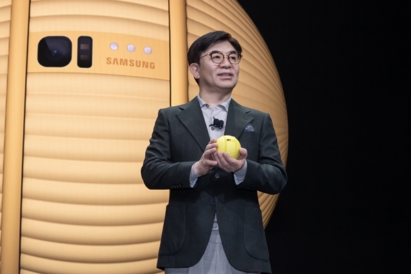 삼성전자 김현석 대표가 첨단 하드웨어와 인공지능 기술이 결합된 개인 맞춤형 케어를 강조하면서 지능형 컴퍼니언 로봇(Companion Robot) ‘볼리(Ballie)’를 소개하고 있다. 사진=삼성전자