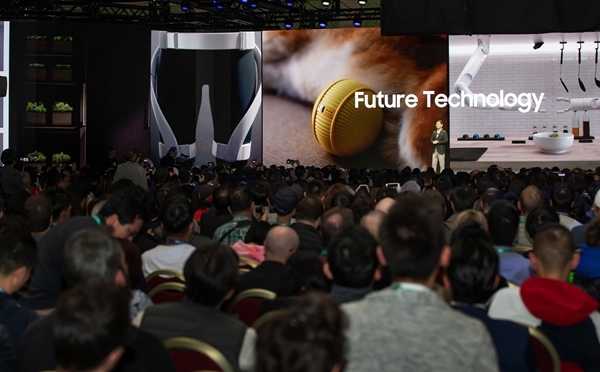 삼성전자 김현석 대표가 CES 2020 기조연설을 통해 '경험의 시대(Age of Experience)' 를 주도할 삼성전자의 최신 기술과 제품을 설명하고 있다. 사진=삼성전자