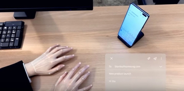 평평한 곳에 스마트폰을 놓고 그 앞에 손을 위치하면 타이핑 준비 완료. 아무것도 없는 탁자 위에서 손가락으로 타자를 치면 스마트폰 화면으로 글자가 입력된다. 이는 바로 삼성전자 사내벤처 프로그램 'C랩 인사이드'에서 개발한 AI 기반의 가상 키보드 '셀피타입'이다. 사진=삼성전자