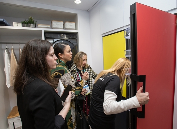 미국 라스베이거스가전쇼(CES 2020) 개막일인 7일(현지시간) 삼성전자 전시관에서 관람객들이 맞춤형 냉장고 '비스포크(BESPOKE)'를 살펴보고 있다. 사진=삼성전자