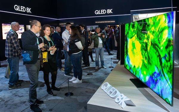 미국 라스베이거스가전쇼(CES 2020) 개막일인 7일(현지시간) 삼성전자 전시관에서 관람객들이 QLED 8K의 생생한 화질을 감상하고 있다. 사진=삼성전자