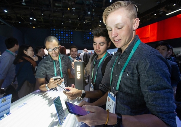 미국 라스베이거스에서 열리는 세계 최대 전자 전시회 CES 2020 개막일인 7일(현지시간) 삼성전자 전시관에서 관람객들이 '갤럭시 S10 라이트'를 체험하고 있다. 사진=삼성전자