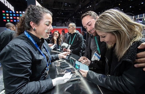 미국 라스베이거스에서 열리는 세계 최대 전자 전시회 CES 2020 개막일인 7일(현지시간) 삼성전자 전시관에서 관람객들이 '갤럭시 폴드 5G'를 체험하고 있다.