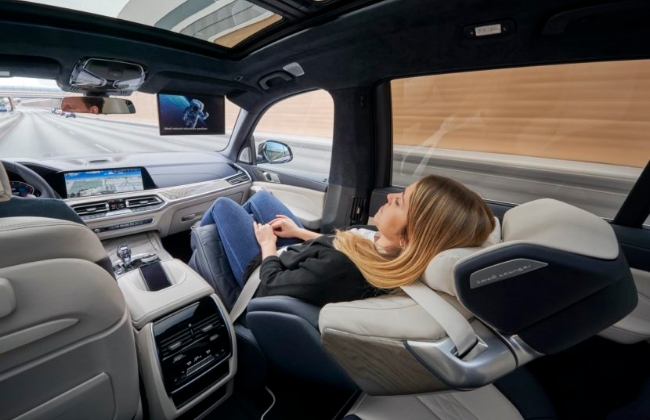 BMW는 현지시간 7일 CES 2020에서 최첨단시트를 탑재한 SUV 'X7 제로 G 라운지'를 첫 공개했다.