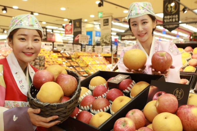 롯데마트 서울역점에서 모델들이 ‘황금당도 충주사과와 천안배’를 소개하고 있다. 사진=롯데마트