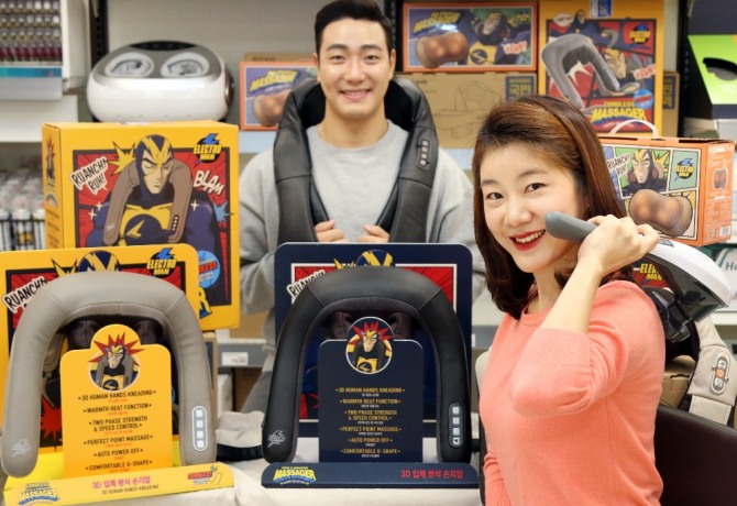이마트 성수점에서 모델들이 뛰어난 가성비와 편리성을 지닌 소형 안마기 제품들을 소개하고 있다. 사진=이마트