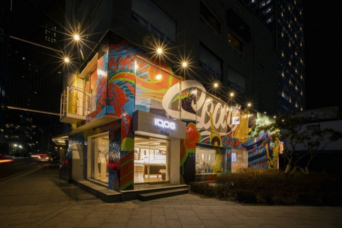 한국필립모리스가 두 번째 아트 프로젝트를 아이코스 스토어 광화문점에서 선보였다. 사진=한국필립모리스