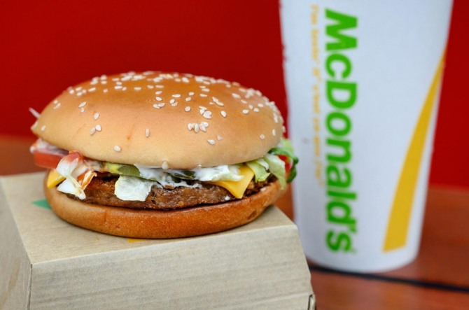 비욘드버거의 식물성 패티가 적용된 맥도날드 햄버거 ‘PLT'. 사진=로이터