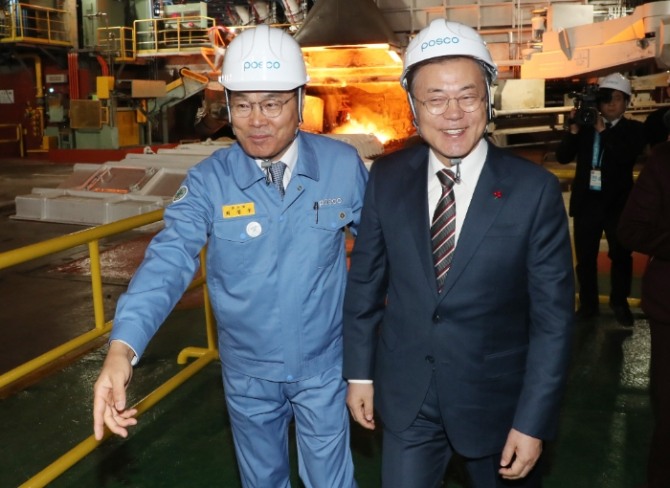 문재인 대통령(오른쪽)과 최정우 포스코 회장이 9일 경북 포항 포스코 스마트공장을 방문해 고로를 둘러보고 있다. 사진=뉴시스