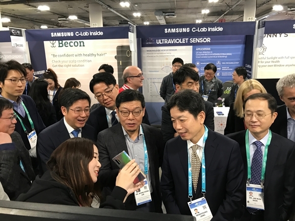 7일(현지시개) 미국 네바다 주 라스베이거스에서 열린 CES 2020에 참석한 장석영 과학기술정보통신부 제2차관(오른쪽에서 두번째)과 이정동 청와대 경제과학특별보좌관(오른쪽에서 세번째)이 행사에 참가한 한 국내 스타트업의 제품 설명을 듣고 있다. 사진=과기정통부