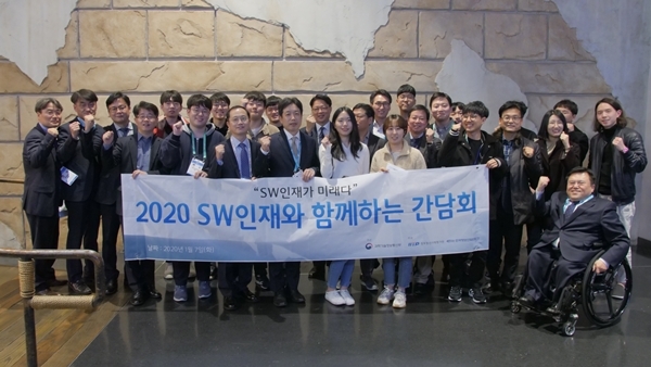 7일(현지시각) 미국 네바다 주 라스베이거스에서 열린 CES 2020을 참관한 ‘SW 마에스트로 교육과정’ 제10기 우수 수료생과 장석영 과학기술정보통신부 제2차관이 간담회 후 기념촬영을 하고 있다. 사진=과기정통부