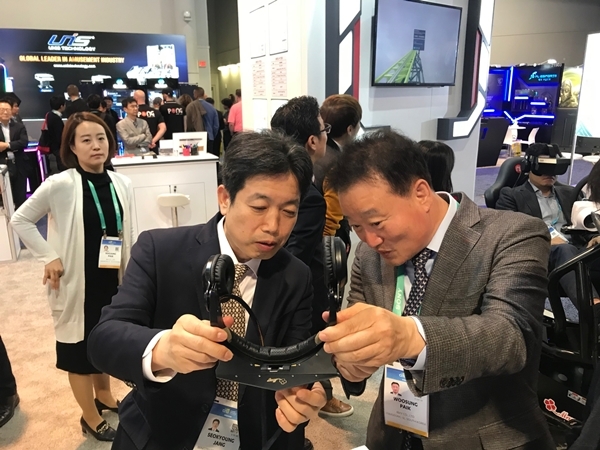 7일(현지시각) 미국 네바다 주 라스베이거스에서 열린 CES 2020에 참석한 장석영 과학기술정보통신부 제2차관이 행사에 참가한 한 국내 중소기업의 제품 설명을 듣고 있다. 사진=과기정통부