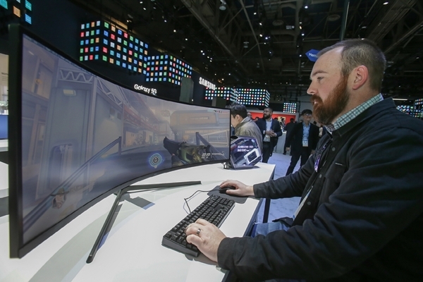 7일(현지시각)  미국 라스베이거스에서 열리는 세계 최대 전자 전시회 CES 2020에서  삼성전자 전시관을 방문한 관람객들이 삼성전자 게이밍모니터 '오디세이(Odyssey)’ 를 체험하고 있다. 사진=삼성전자