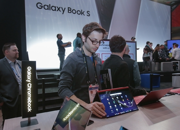 7일(현지시간)  미국 라스베이거스에서 열리고 있는 세계 최대 전자 전시회 CES 2020에서  삼성전자 갤럭시 체험관을 방문한  관람객들이 '갤럭시 크롬북(Galaxy Chromebook)'을 체험하고 있다. 사진=삼성전자
