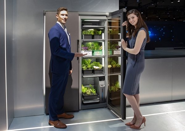  7일(현지시간)  미국 라스베이거스에서 열리고 있는 세계 최대 전자 전시회 CES 2020에서  삼성전자 모델이 '식물 재배기'를 소개하고 있다. 사진=삼성전자
