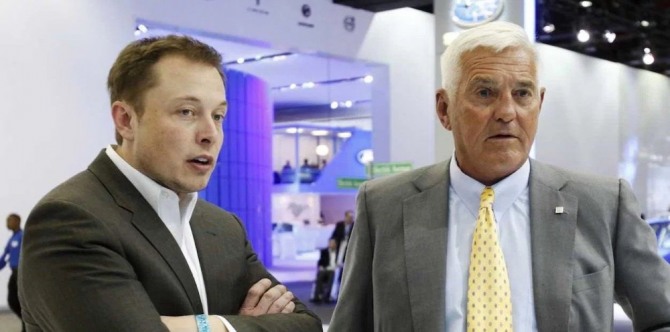 밥 러츠 전 GM 부회장(오른쪽)과 일론 머스크 테슬라 CEO. 사진=엘렉트렉