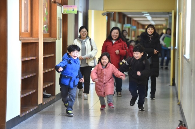 초등학교 예비소집일인 지난 3일 경기도 수원시 권선구 선일초등학교에서 입학을 앞둔 예비 초등생들이 교실을 둘러보고 있다.사진=뉴시스