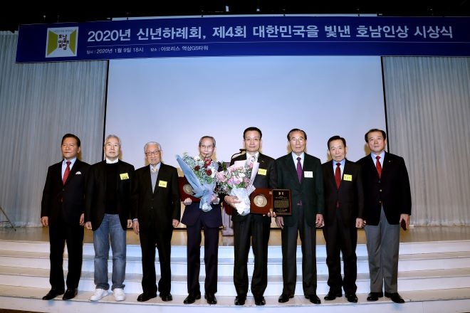 호반그룹 김상열 회장(왼쪽 다섯번째)이 '2020 대한민국을 빛낸 호남인상' 수상자에 선정된 후 기념사진을 찍고 있다. 사진=호반그룹